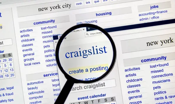 magnifying glass focusing the word craiglist on its site