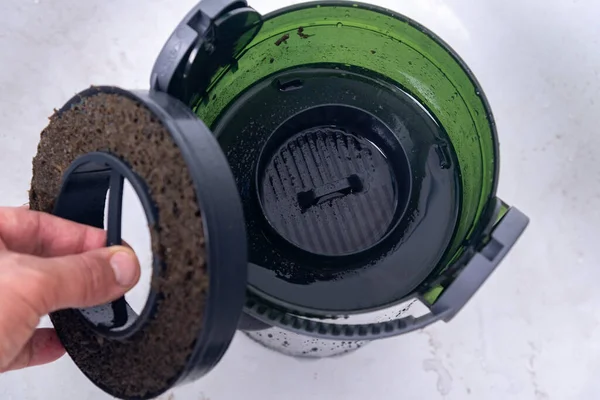 cleaning aquarium filter